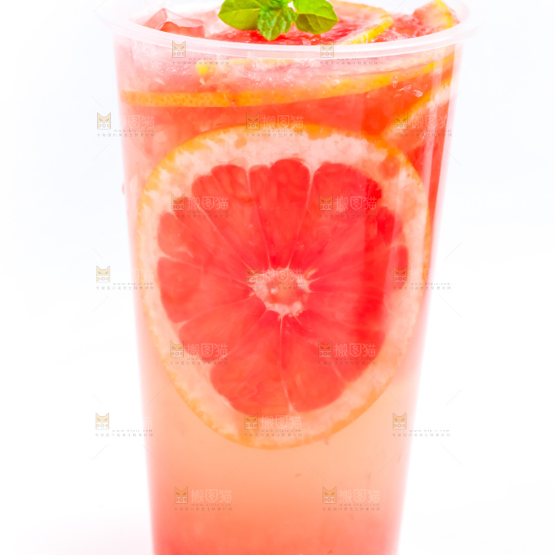 杯子里装着西柚果汁