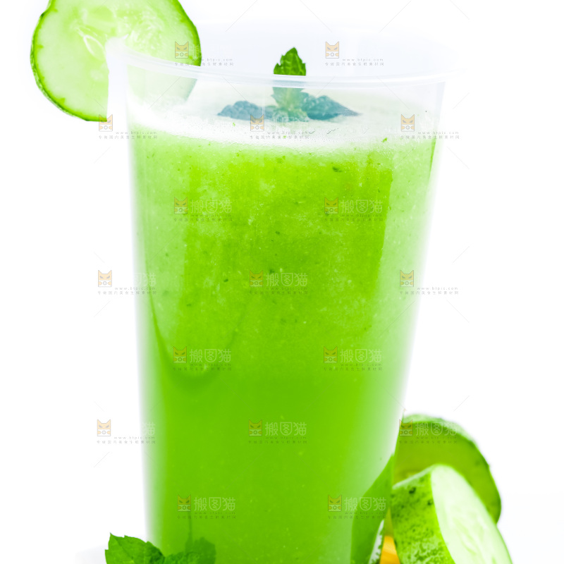 杯子里装着黄瓜果汁