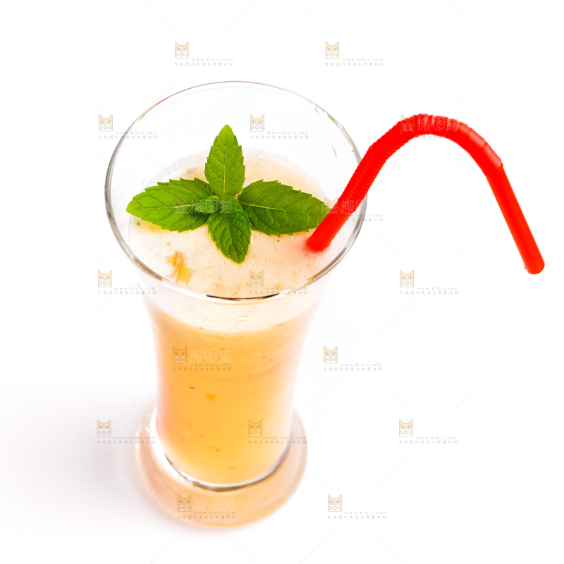杯子里装着香蕉汁