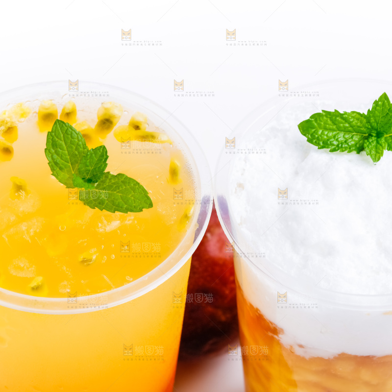 杯子里装着百香果汁和桃子汁