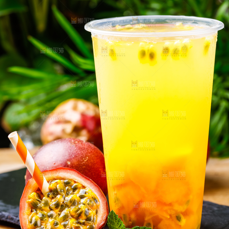 杯子里装着芒果汁