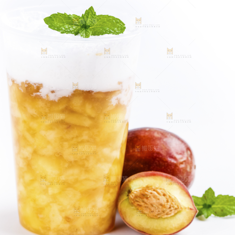 白底上放着一杯桃子果汁