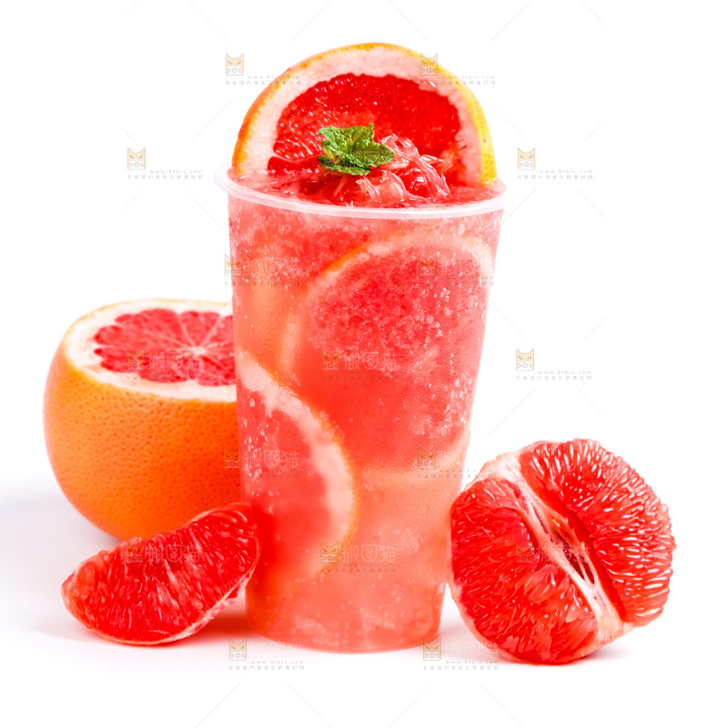 杯子里装着西柚果汁
