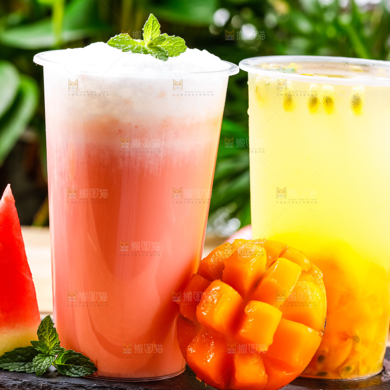 杯子里装着芒果果汁和西瓜果汁