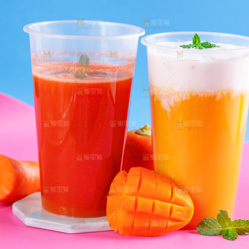 杯子里装着胡萝卜果汁和芒果果汁