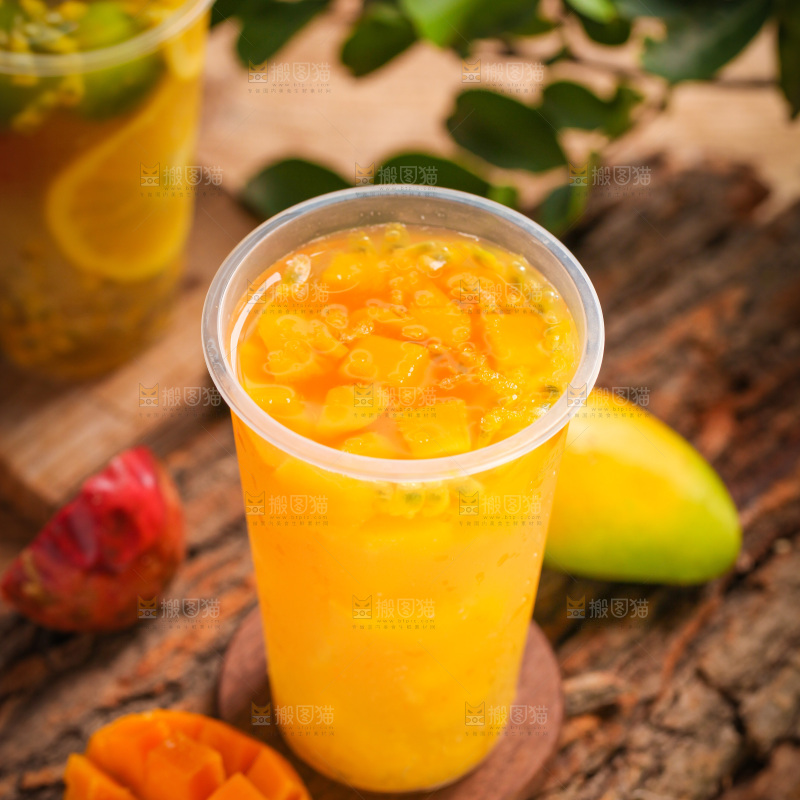 木底上放着一杯芒果果汁