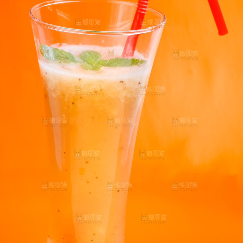 杯子里装着香蕉汁