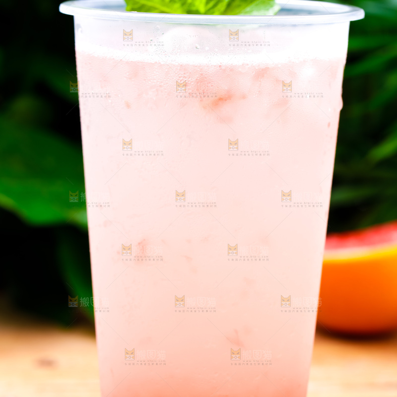 杯子里装着西柚果汁