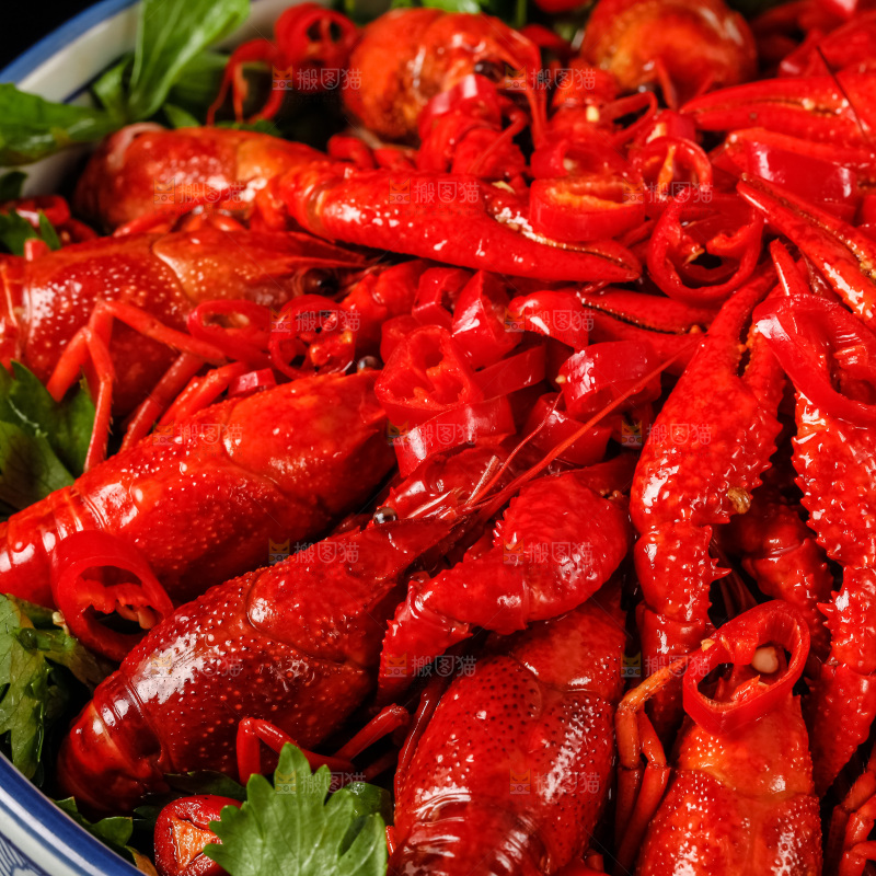 碟子里装着油焖小龙虾