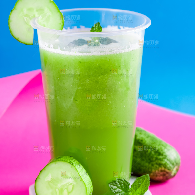 杯子里装着黄瓜果汁