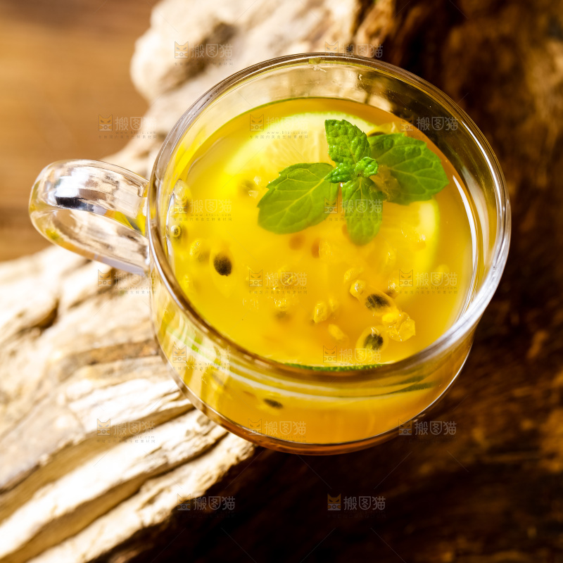 杯子里装着黄金百香果果汁