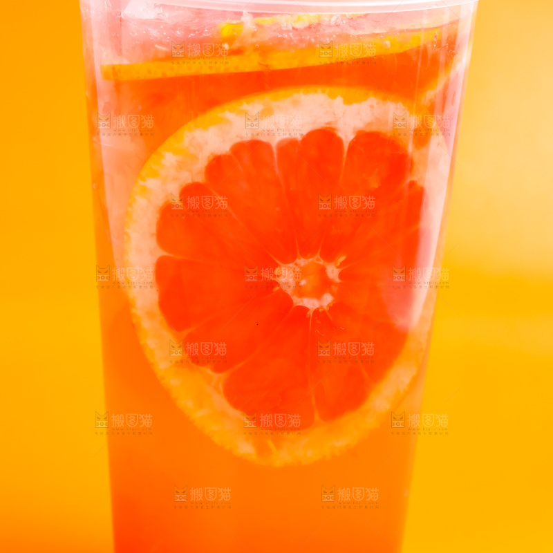 杯子里装着西柚果汁