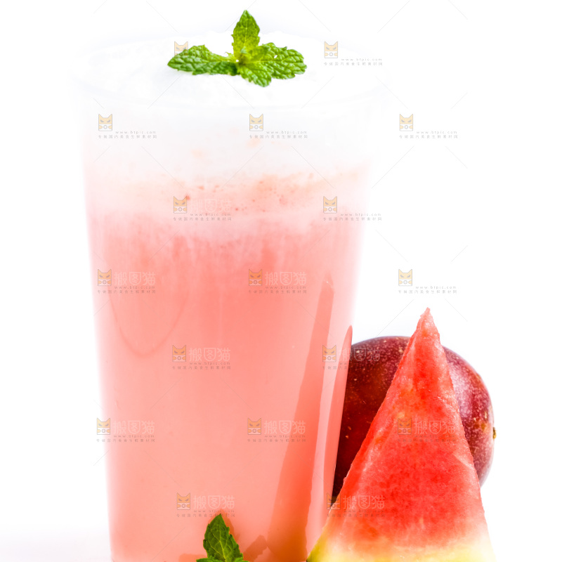 白底上摆放着一杯西瓜果汁