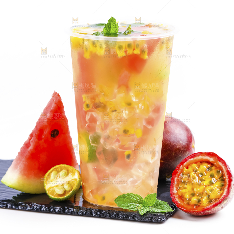 黑石板上放着一杯百香果汁