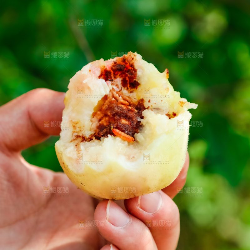 手里拿着烂桃