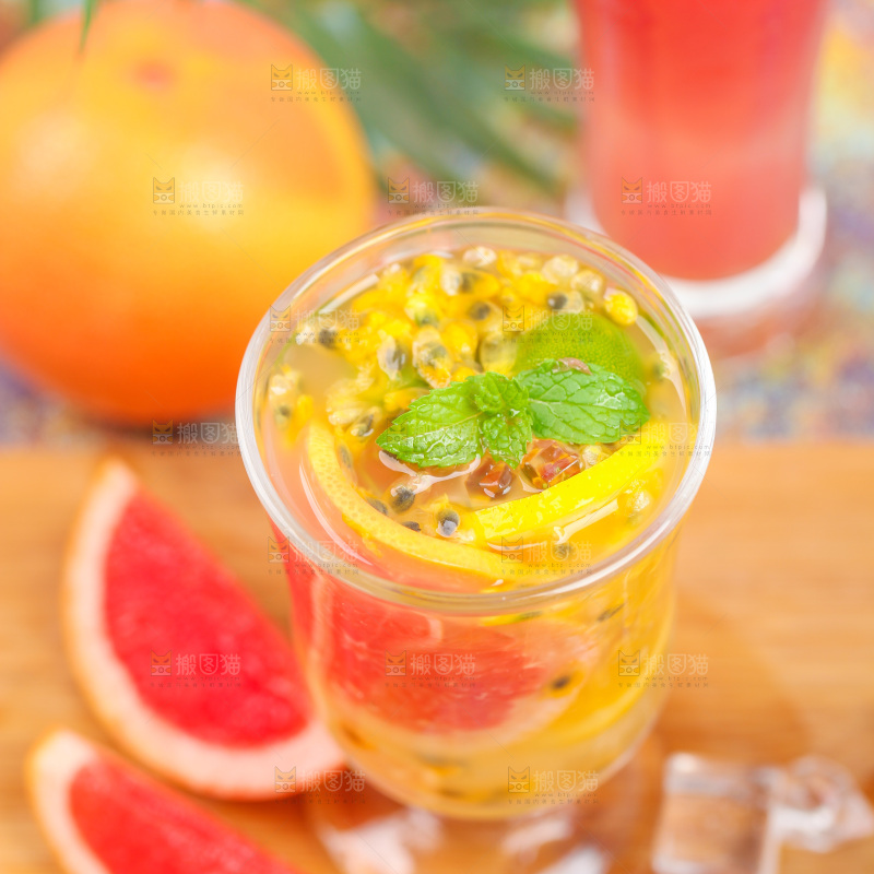 木底上放着一杯西柚百香果汁