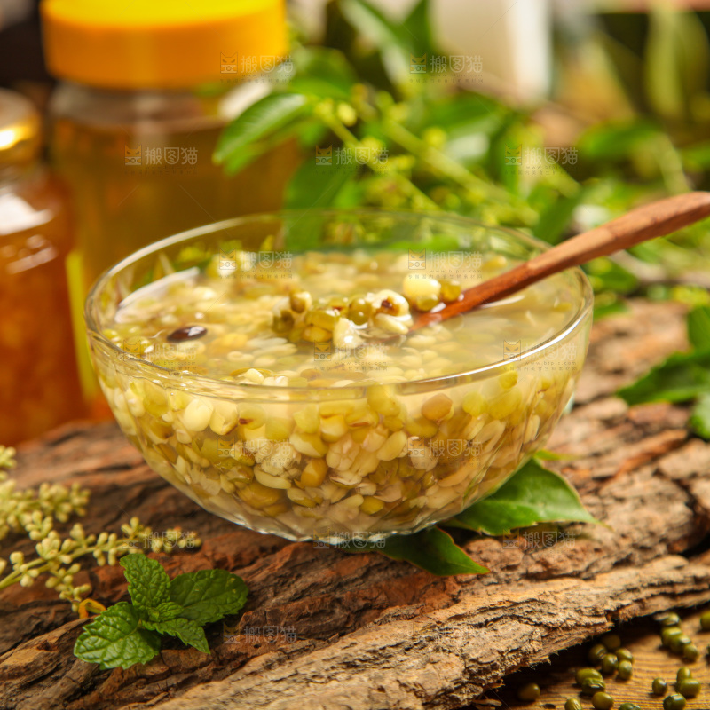 木底上放着一碗绿豆汤