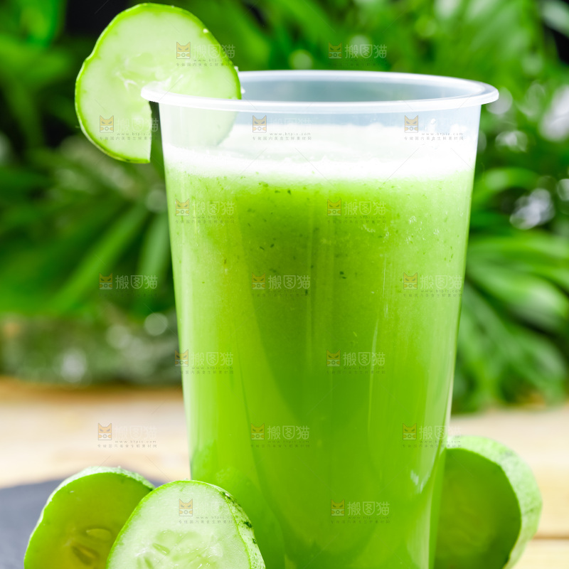 杯子里装着黄瓜果汁