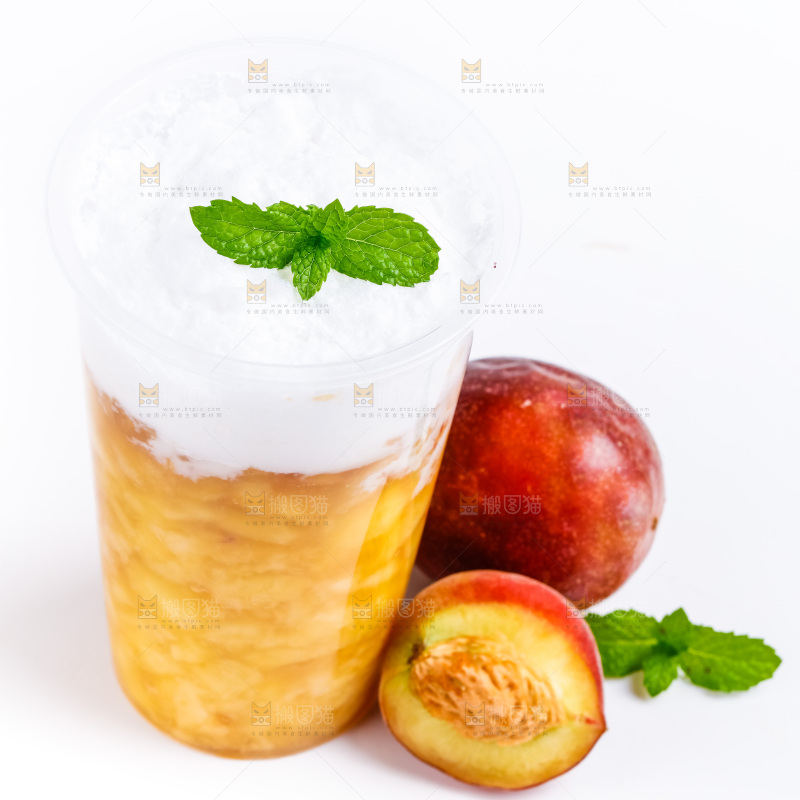 白底上放着一杯桃子果汁