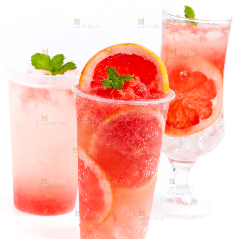 杯子里装着西柚果汁
