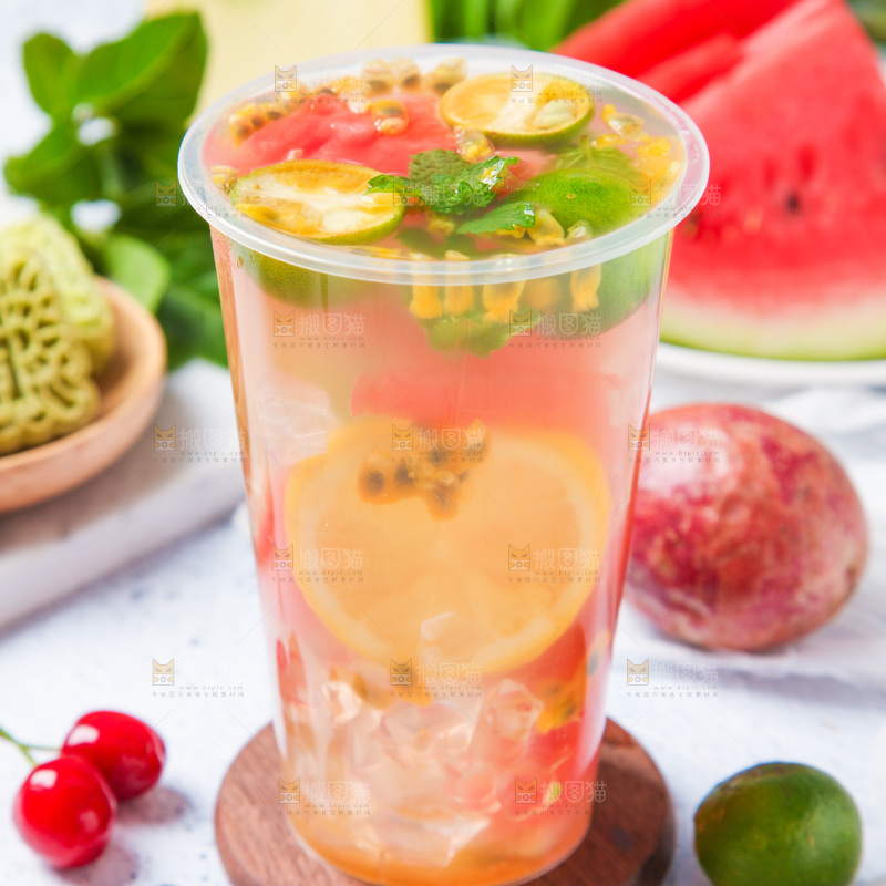 白底上放着一杯橙子汁