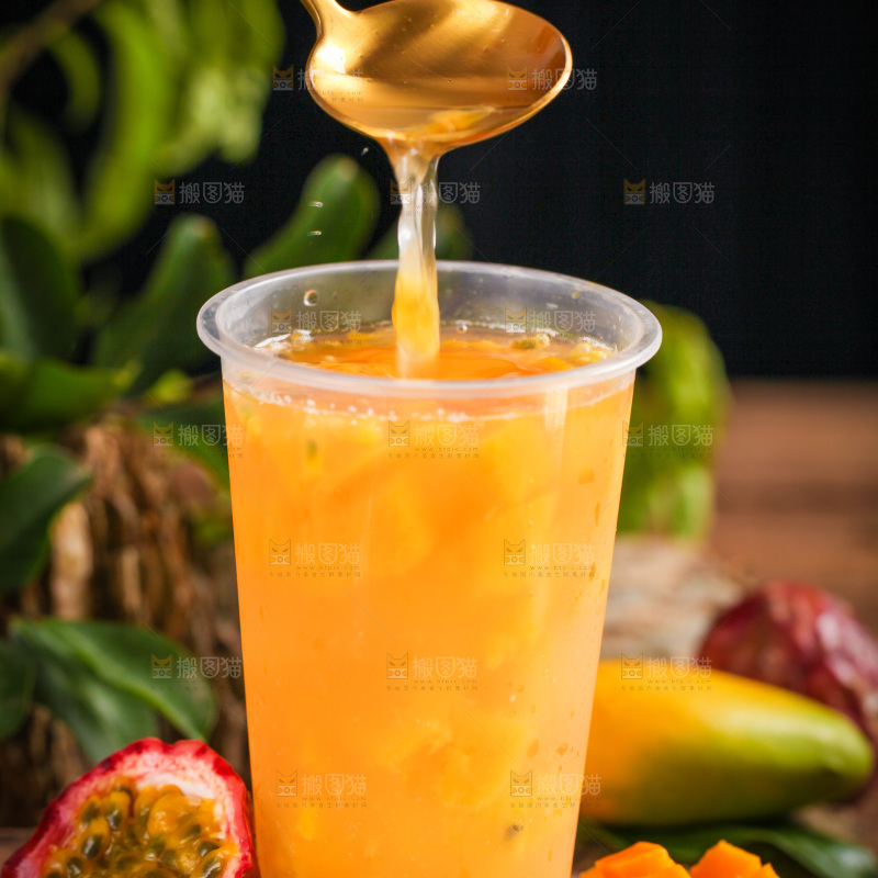 木底上放着一杯芒果果汁