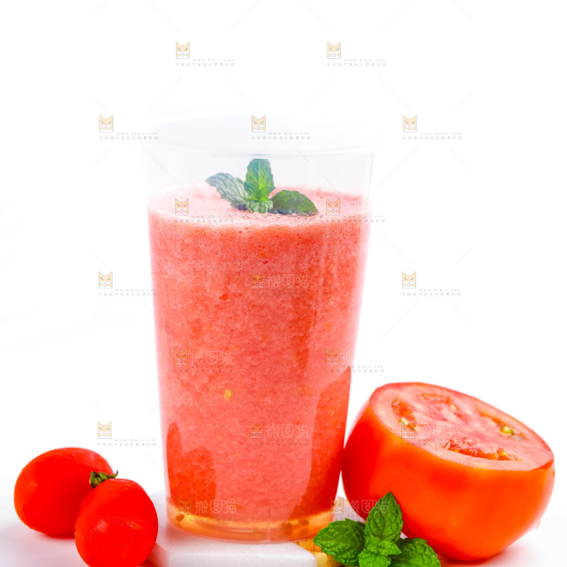 杯子里装着番茄果汁