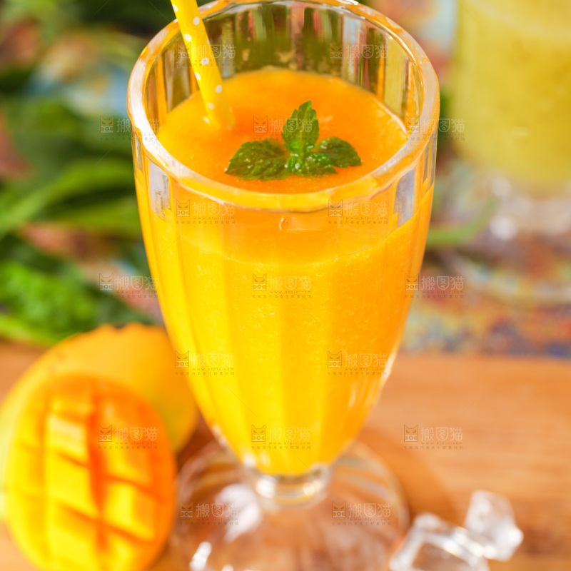 木底上摆放着一杯芒果果汁
