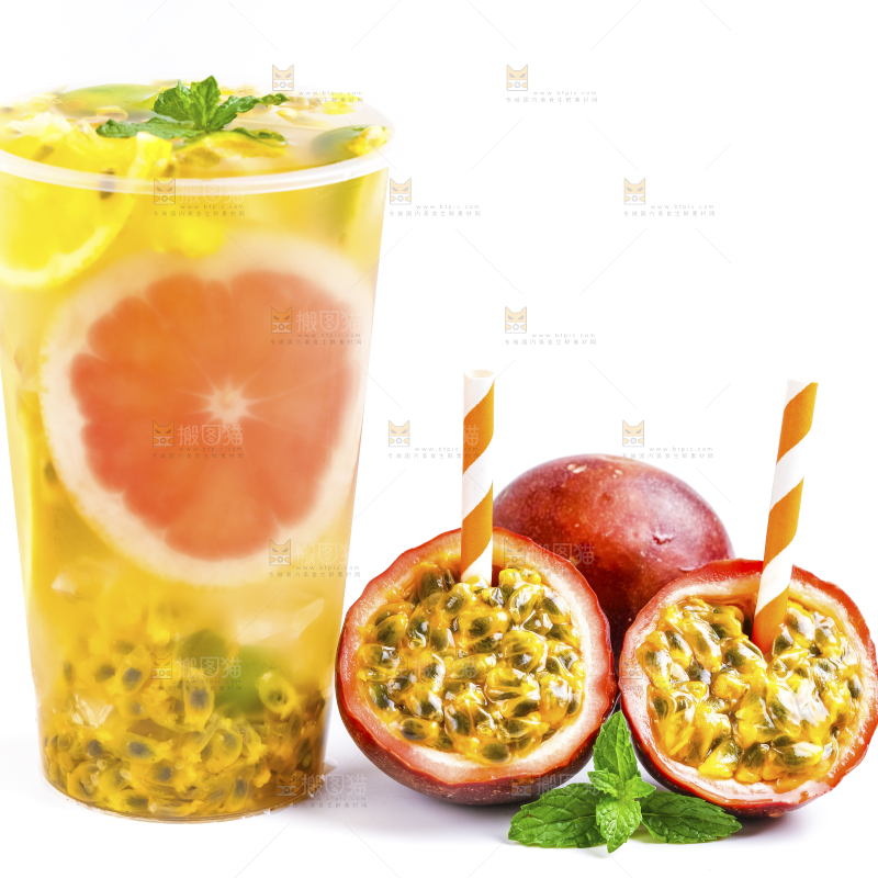 白底上放着一杯百香果果汁