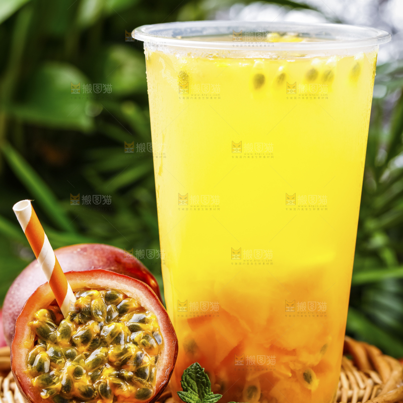 杯子里装着百香果果汁