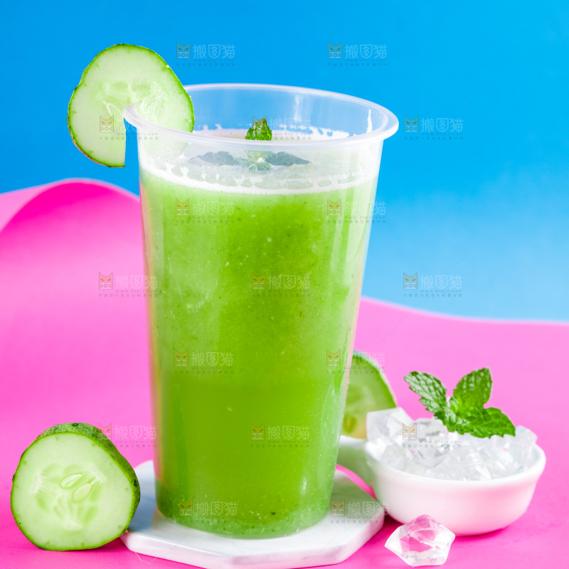 杯子里装着黄瓜果汁