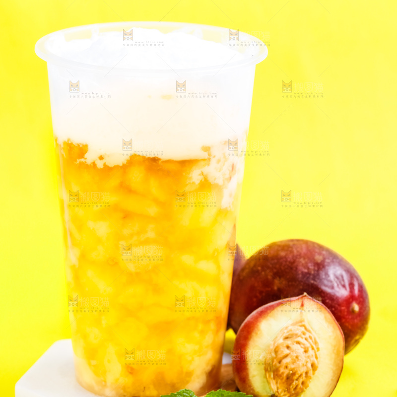 杯子里装着桃子果汁