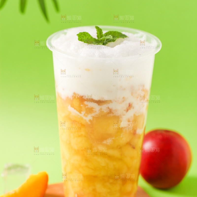 浅底上放着一杯桃子汁