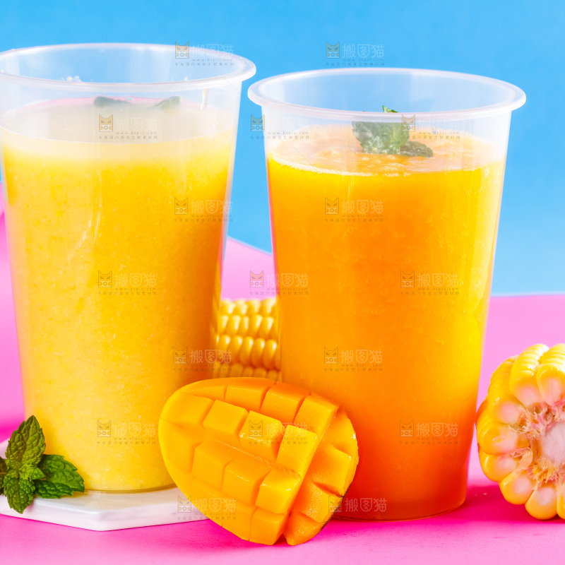 杯子里装着玉米果汁和芒果果汁