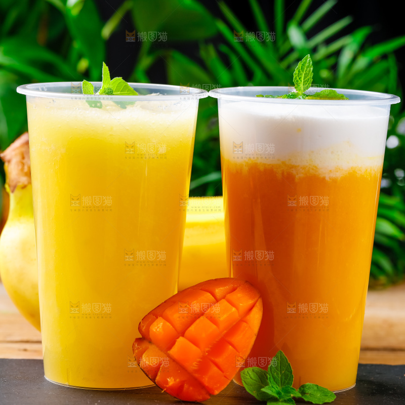 杯子里装着香蕉果汁和芒果果汁