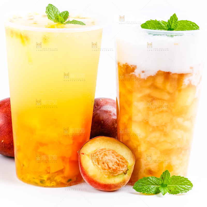 杯子里装着桃子汁和芒果果汁