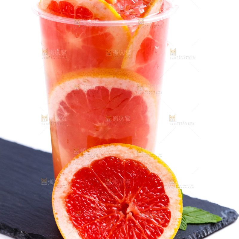 黑石板放着一杯西柚果汁