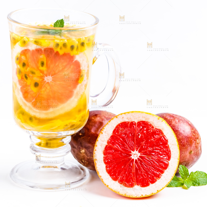 白底上放着一杯百香果果汁