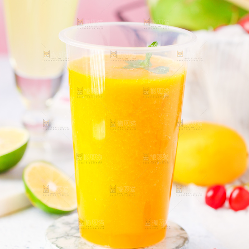 白底上放着一杯芒果果汁