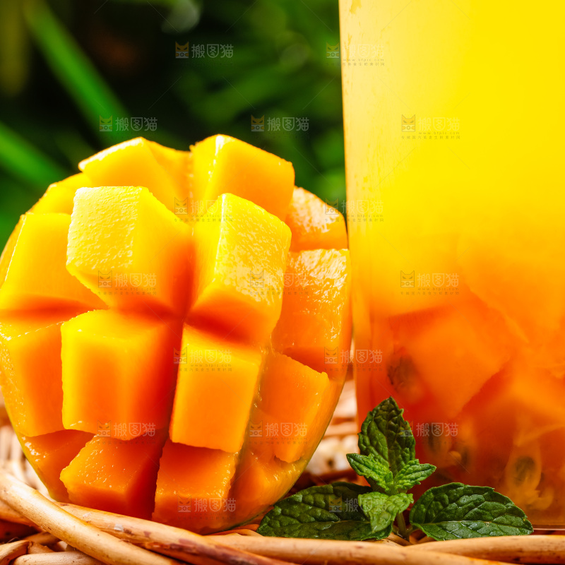 杯子里装着芒果汁