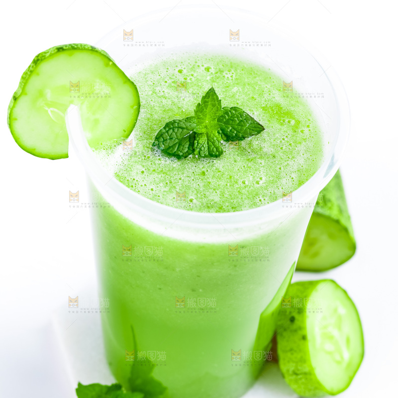 杯子里装着黄瓜果汁