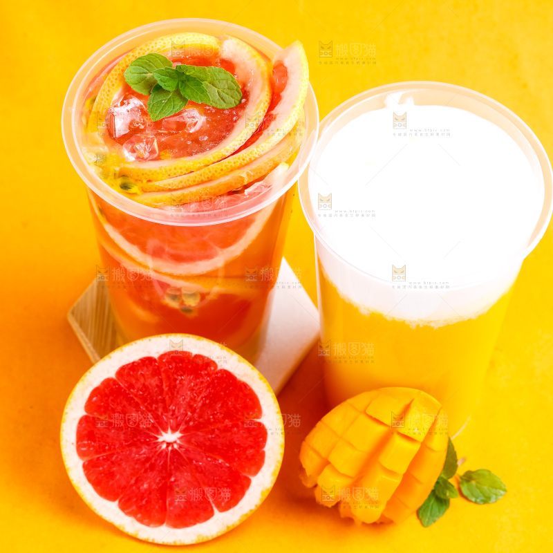 杯子里装着芒果果汁和西柚果汁