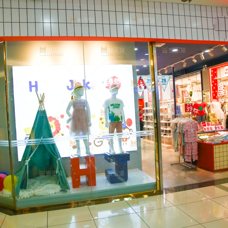 商场里的橱窗展示