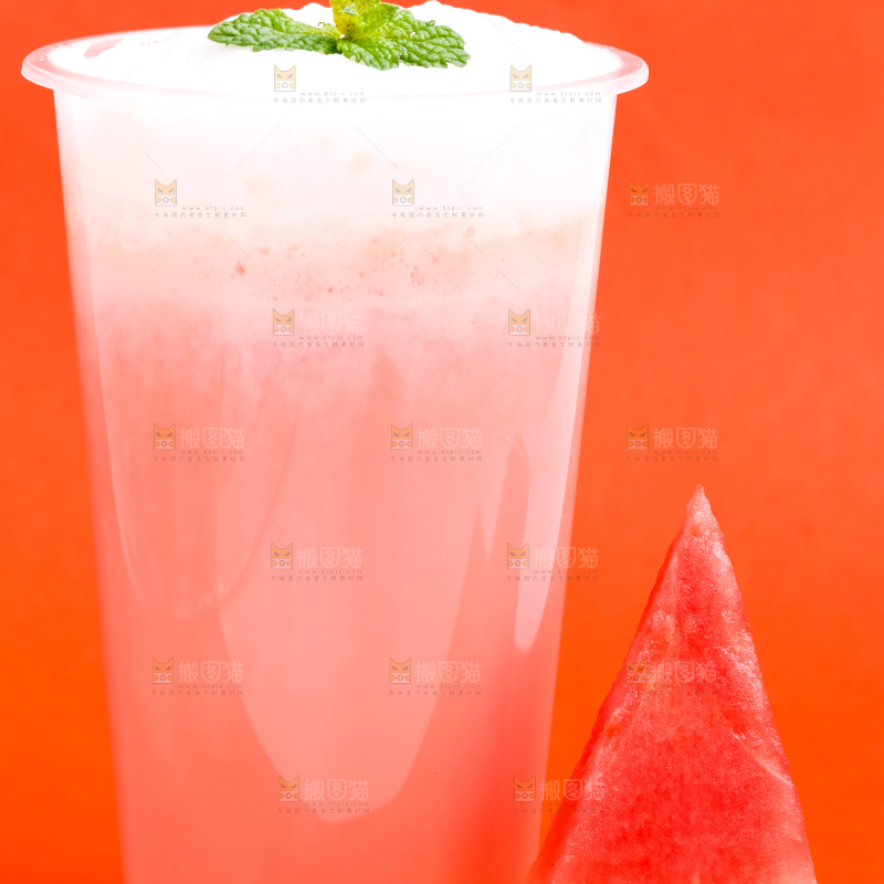 浅底上放着一杯西瓜汁