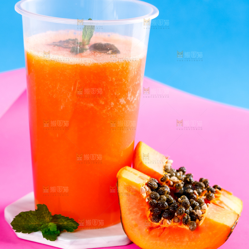 浅底上放着一杯木瓜果汁