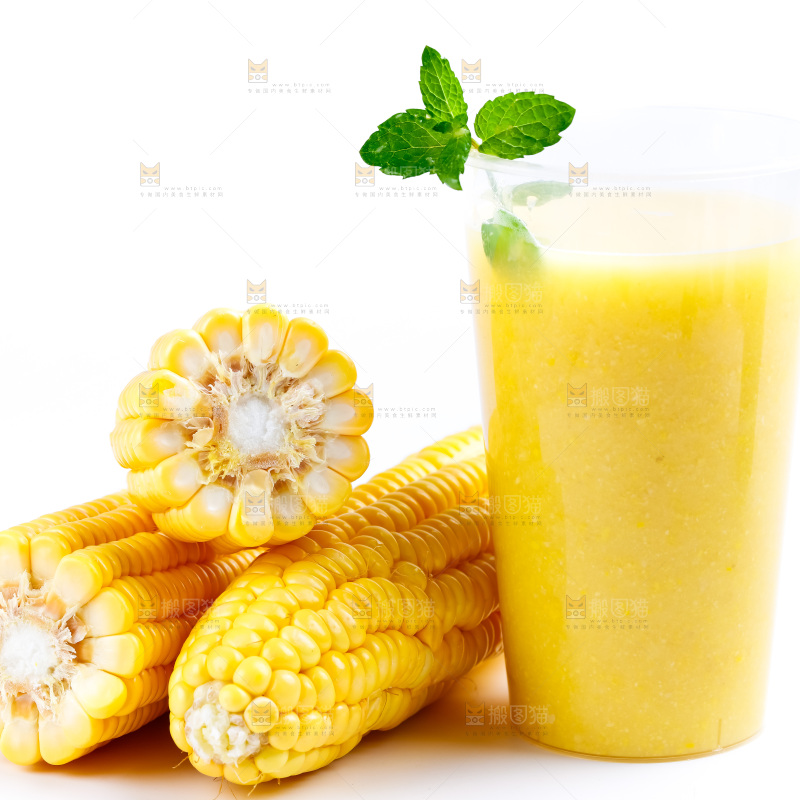 杯子里装着玉米果汁