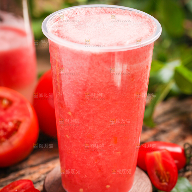 木底上放着一杯番茄汁