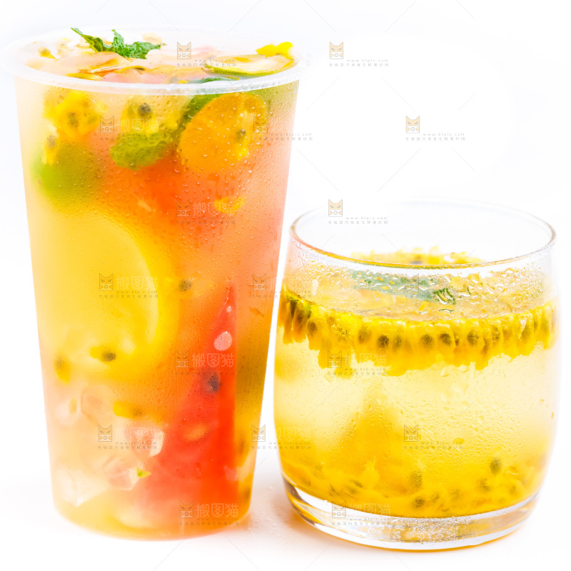 杯子里装着百香果果汁