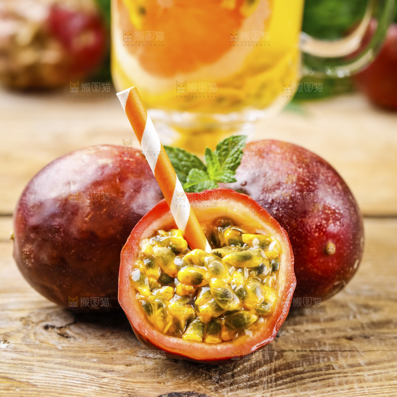 木底上摆放着一杯百香果果汁