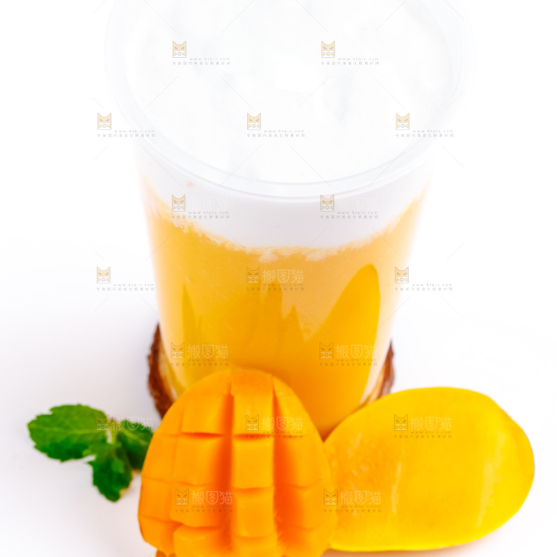 白底上放着一杯芒果果汁